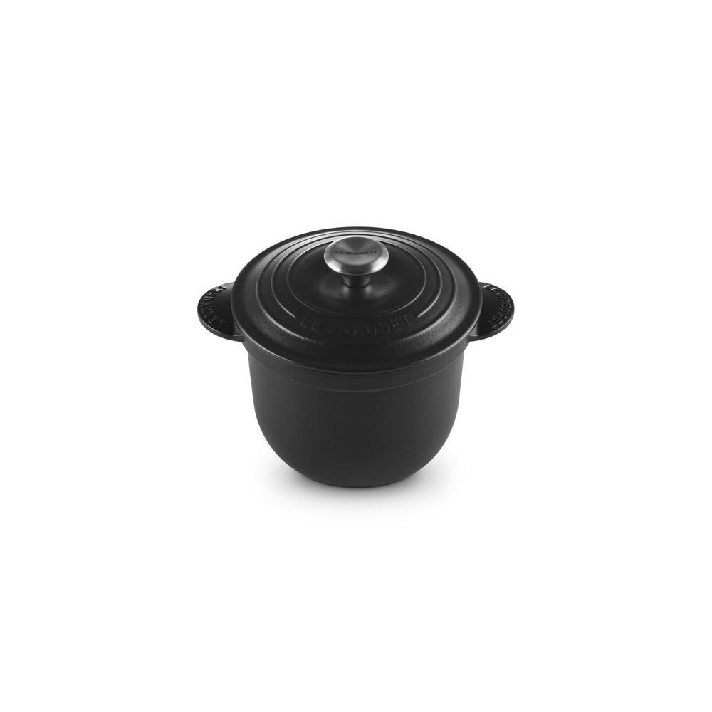 Casserole en fonte émaillée, noire, avec couvercle tondo et poignée centrale métallique, sur fond blanc.