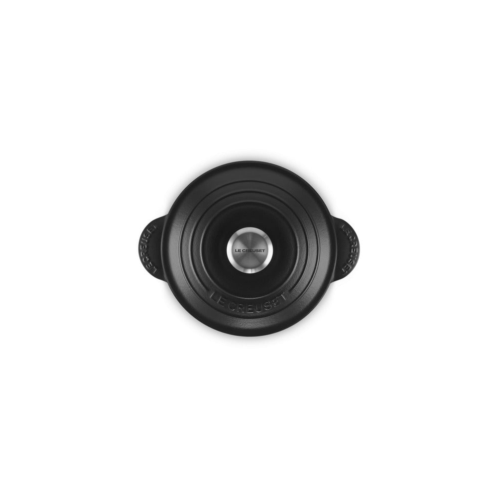 Casserole en fonte émaillée noire avec anses, de forme ronde et surface lisse, centrale en acier avec logo "LE CREUSET".