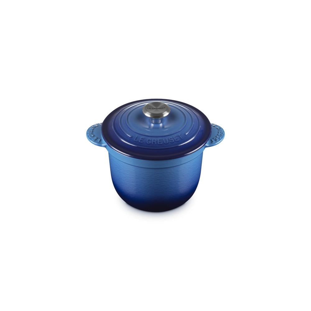 Casserole en céramique bleue, avec couvercle rond et poignée en acier, sur fond blanc.