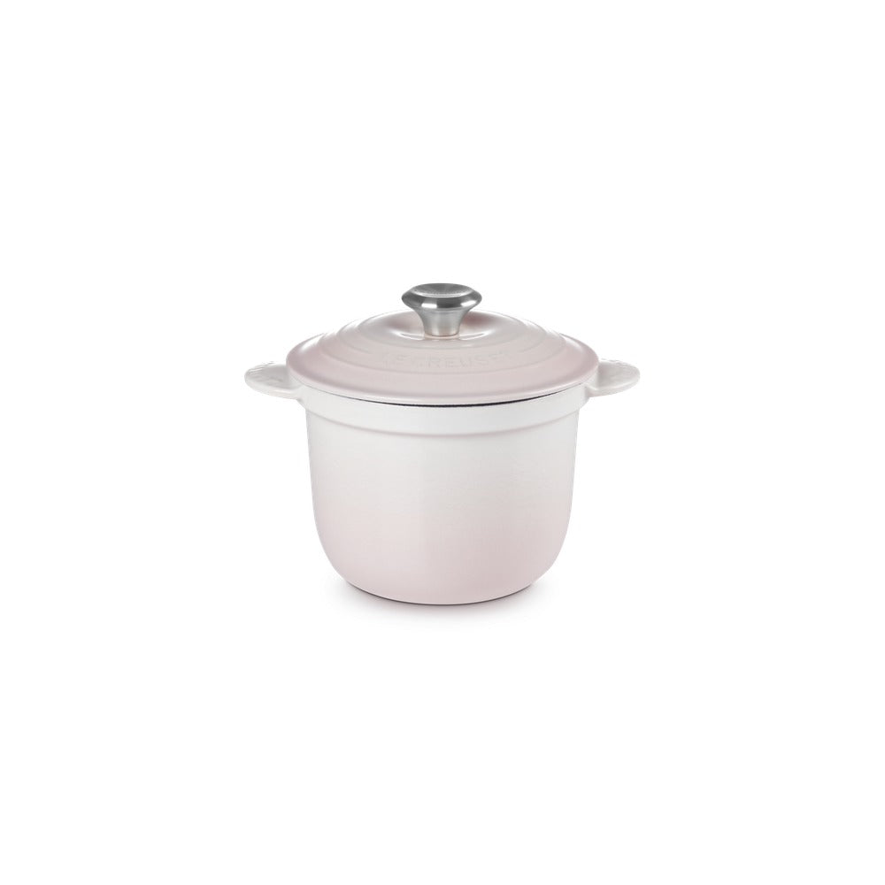 Casserole émaillée de couleur rosa clair avec couvercle en métal argenté, surface lisse et ronde.