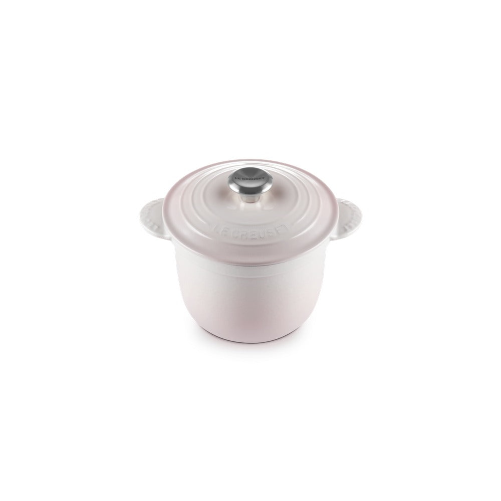 Casserole ronde en céramique blanche avec couvercle rosa et poignée en métal, surface brillante et inscription "LE CREUSET".