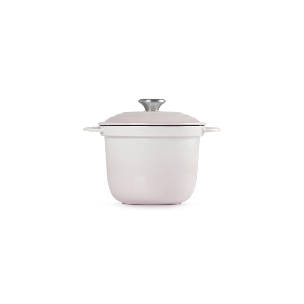 Casserole ronde avec base blanche et couvercle rosa, poignée en métal, sur fond blanc.