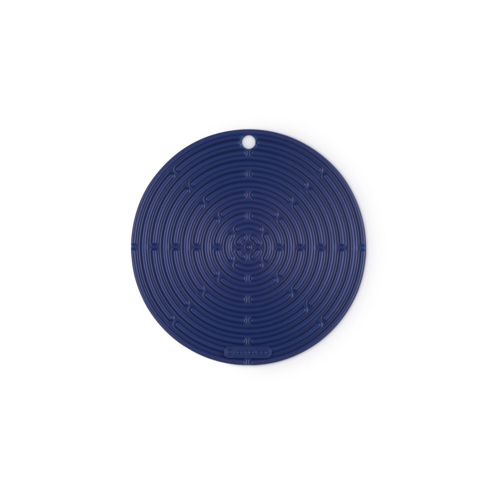 Disque circulaire bleu foncé avec texture en spirale et trou central pour le suspendre. Fond blanc.