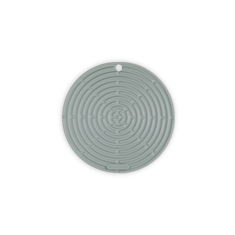 Tapis rond en silicone gris clair à motif spiralé et trou central pour le crochet.