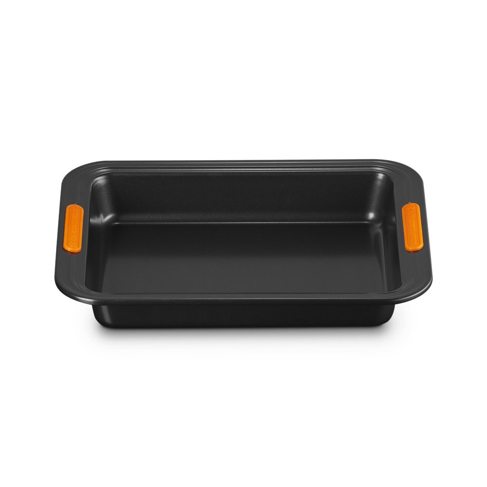 Bandeja rectangular de metal negro con asas naranjas, brillante y sin tapa, sobre fondo blanco.