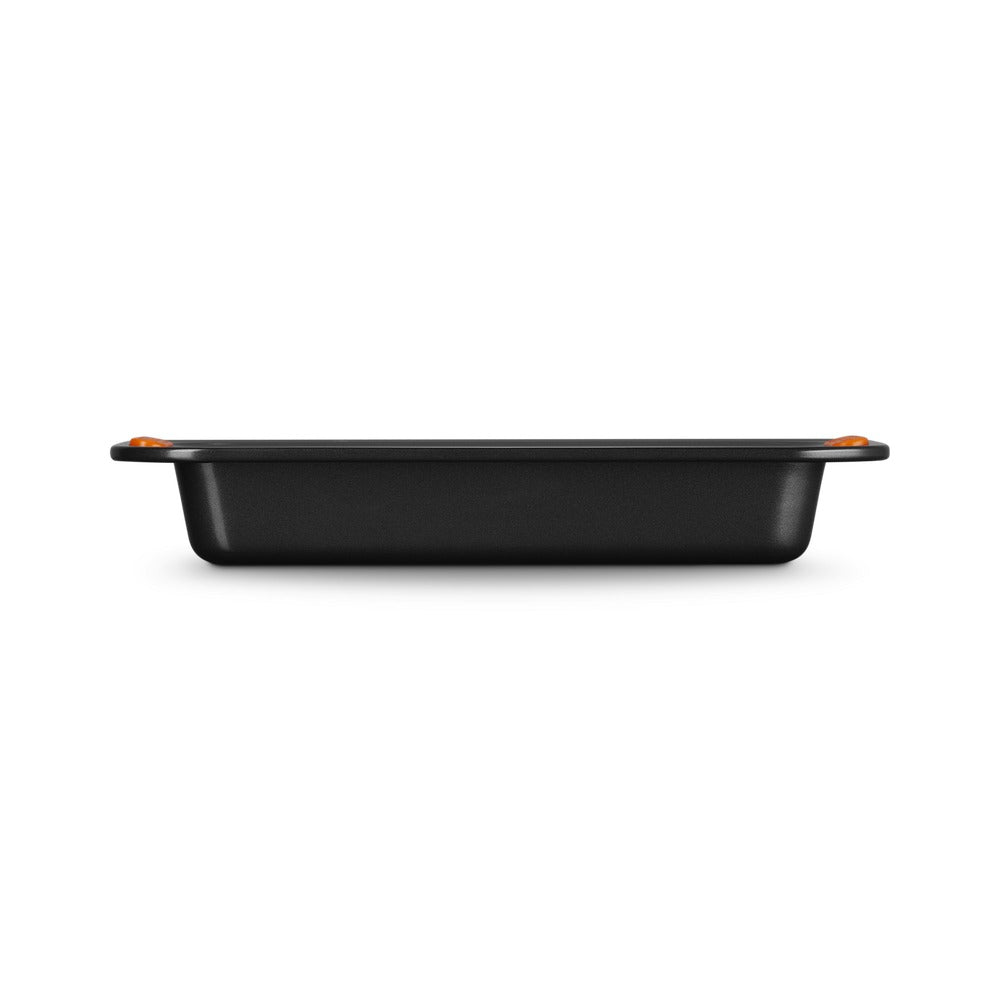 Bandeja rectangular negra con bordes elevados y asas naranjas, sobre fondo blanco.