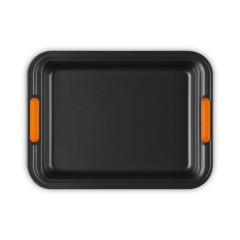 Bandeja rectangular de plástico negro con asas naranjas, superficie lisa y bordes elevados.