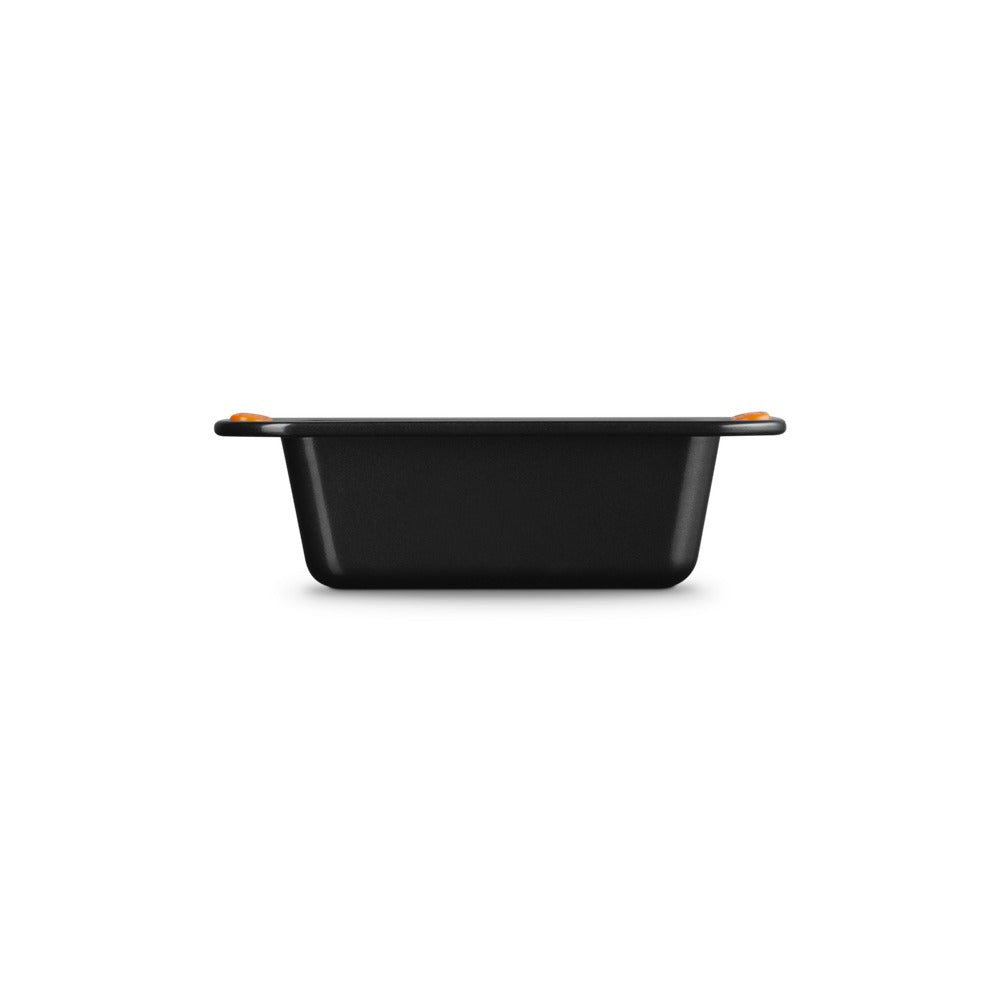 Conteneur rectangulaire noir, bords fins et anses orange, apparemment en plastique.