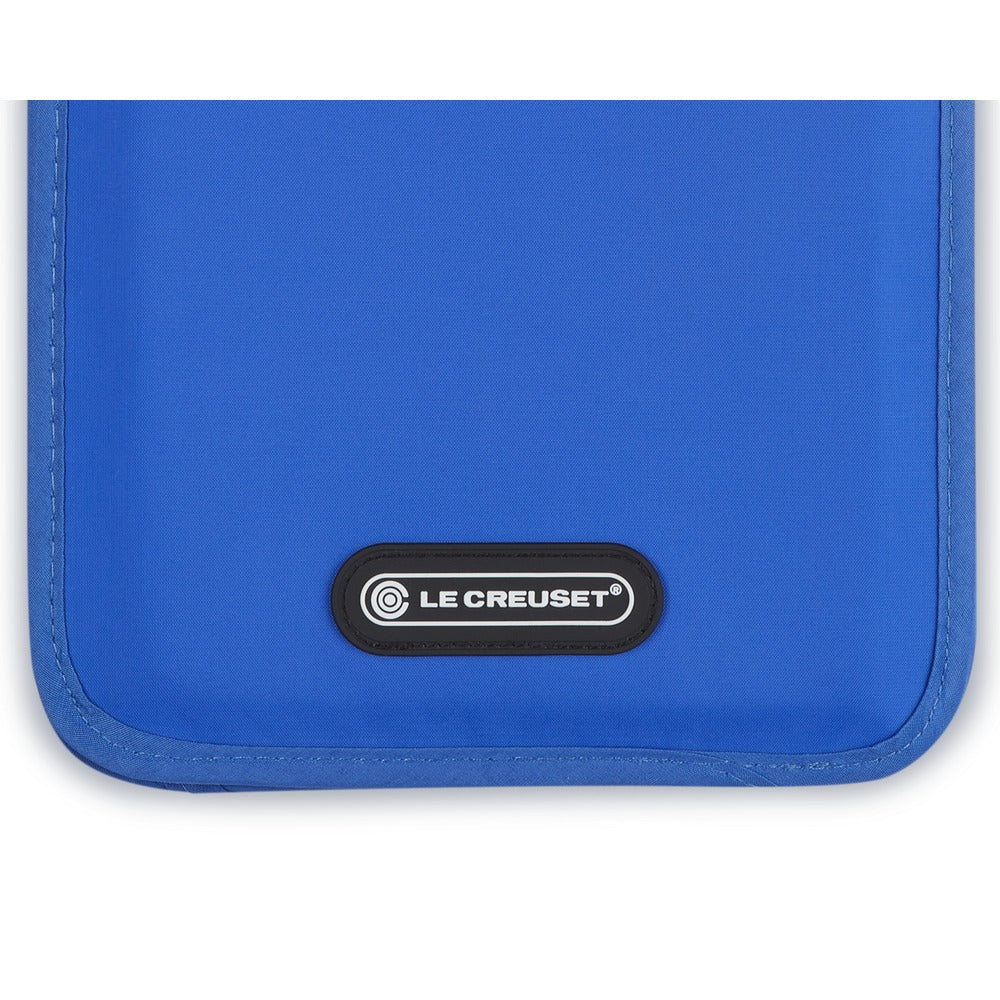 Sacca di colore blu, tessuto liscio, con logo "LE CREUSET" su fondo nero, bordi evidenziati da cuciture.