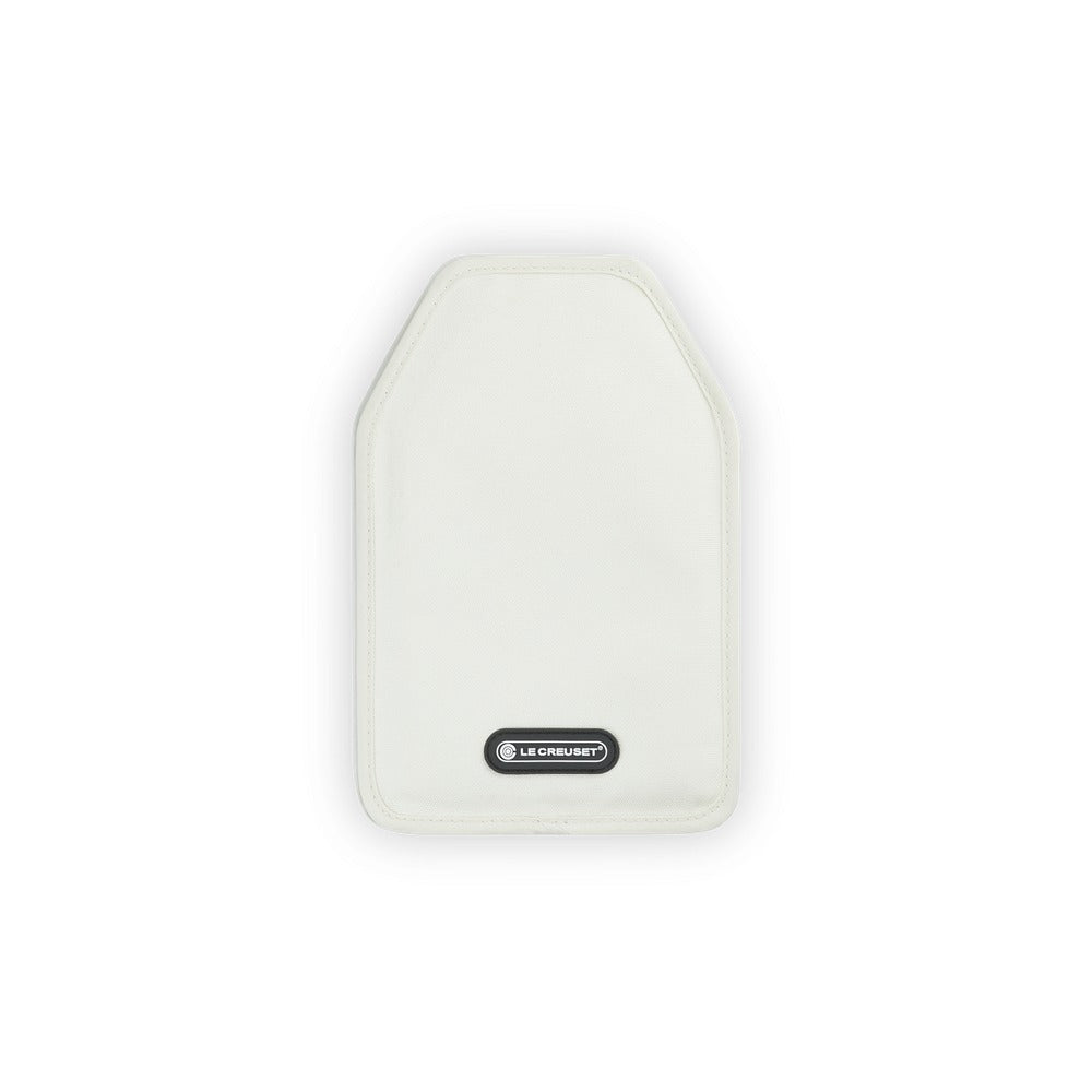 Guanto da cucina bianco con forma rettangolare e angoli arrotondati, logo nero "LE CREUSET" sulla parte inferiore.