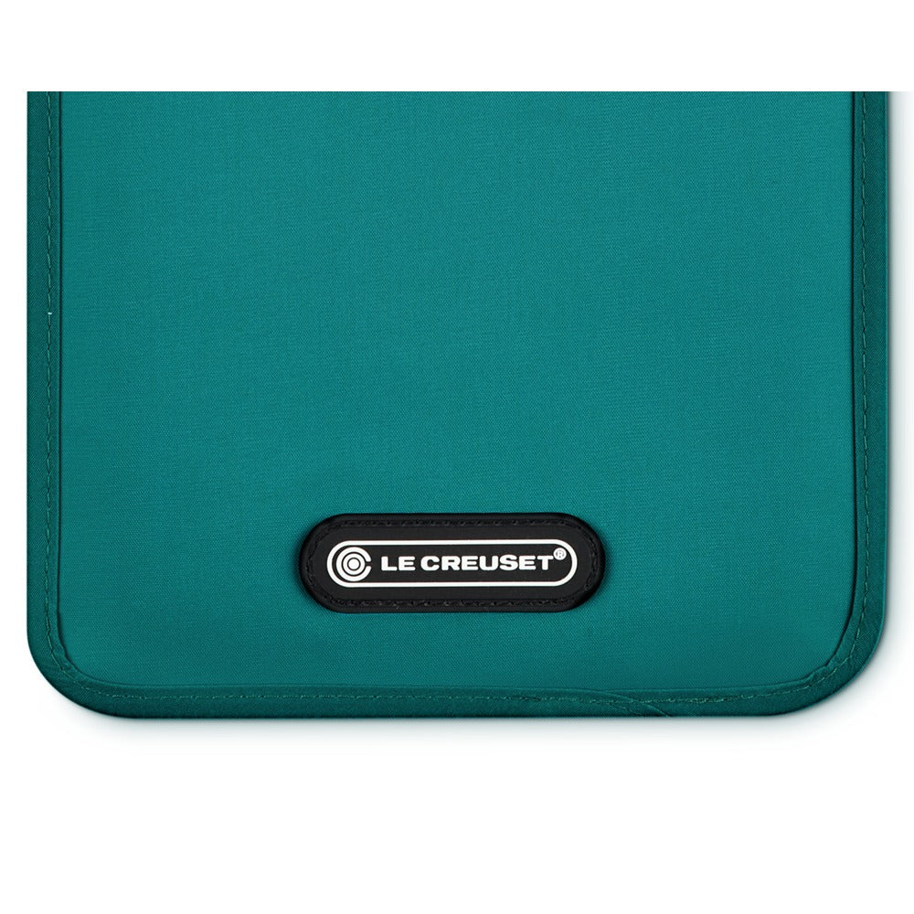 Borsa in tessuto di colore verde petrolio con etichetta nera con testo "LE CREUSET".