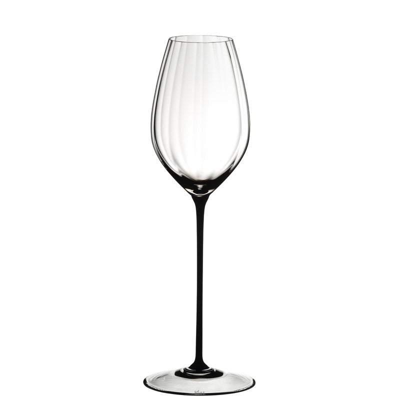Copa de vino de vidrio transparente con pie negro delgado y base plana redonda, fondo blanco.