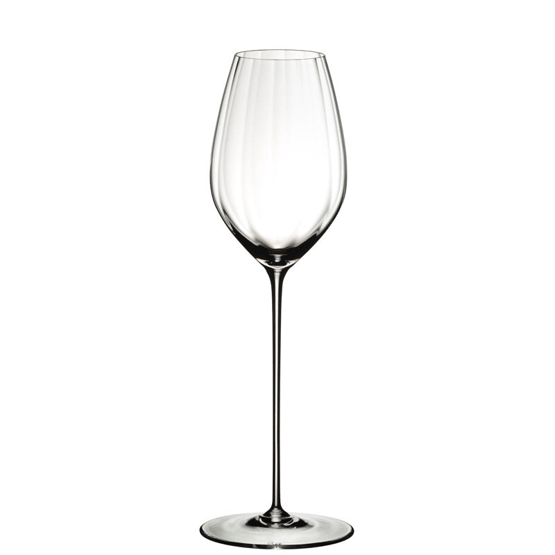 Copa de vino transparente de vidrio con borde fino, pie largo y base redonda plana, fondo blanco.