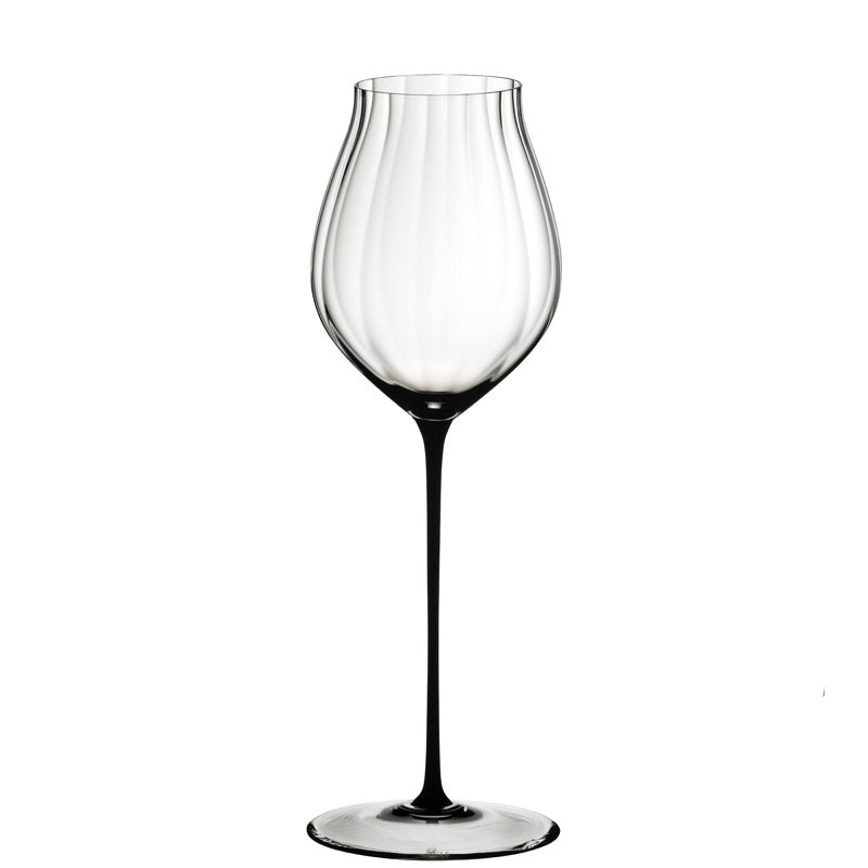 Transparant glazen wijnglas met lange dunne steel en ronde voet, witte achtergrond.