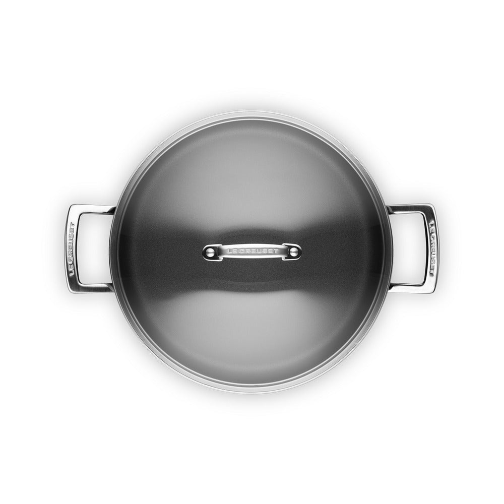 Tapa de olla de acero inoxidable, forma redonda, color gris metalizado, asas laterales de acero brillante.