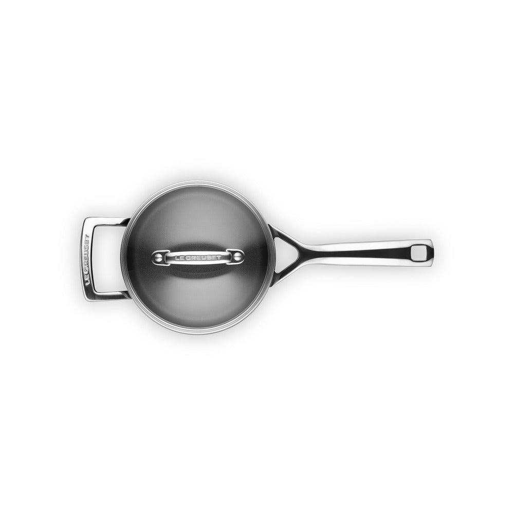 Pentola con coperchio in acciaio inox, manico lungo, superficie lucida, su sfondo bianco.