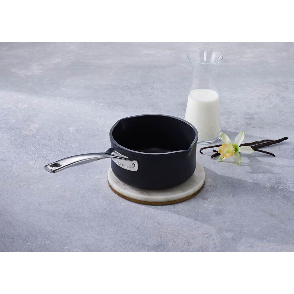 Le Creuset Essential Steel Met Dubbele Tuit En Aluminium Handgreep