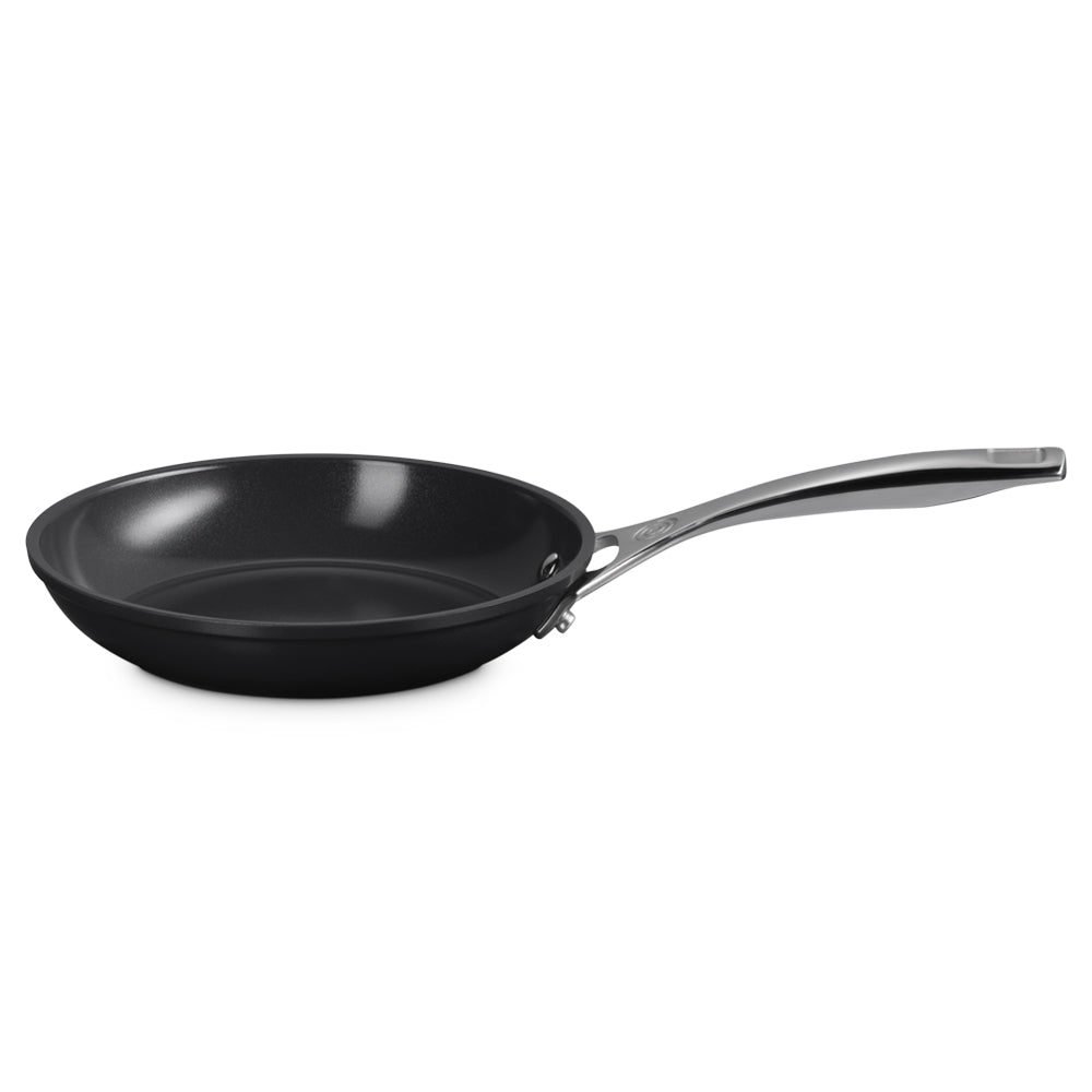 Le Creuset Essential poêle basse antiadhésive avec revêtement céramique en acier inoxydable