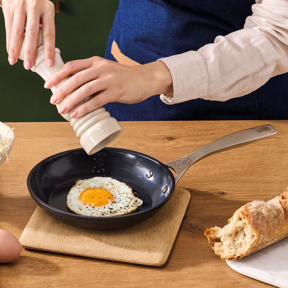 Le Creuset Essential poêle basse antiadhésive avec revêtement céramique en acier inoxydable