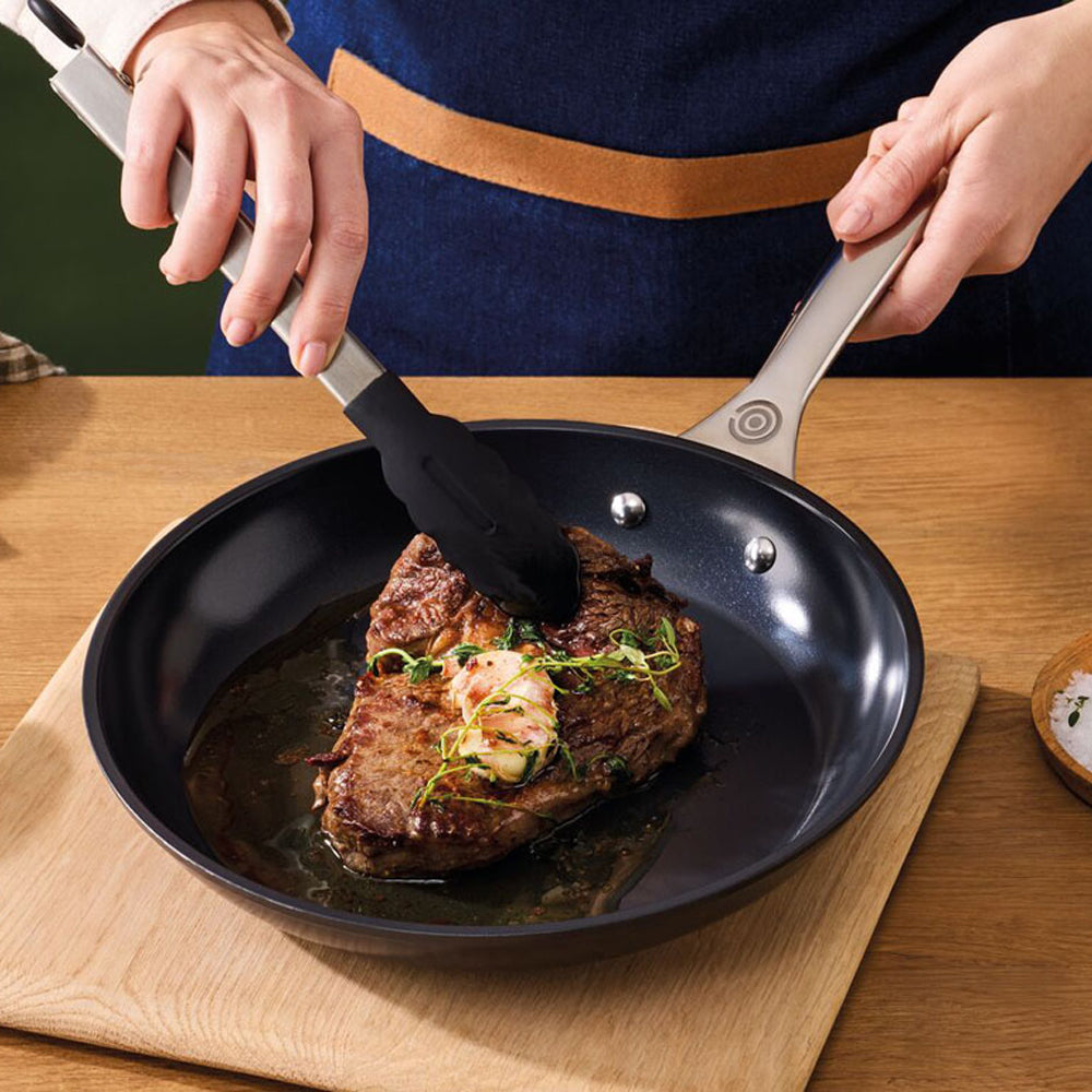 Le Creuset Essential poêle basse antiadhésive avec revêtement céramique en acier inoxydable