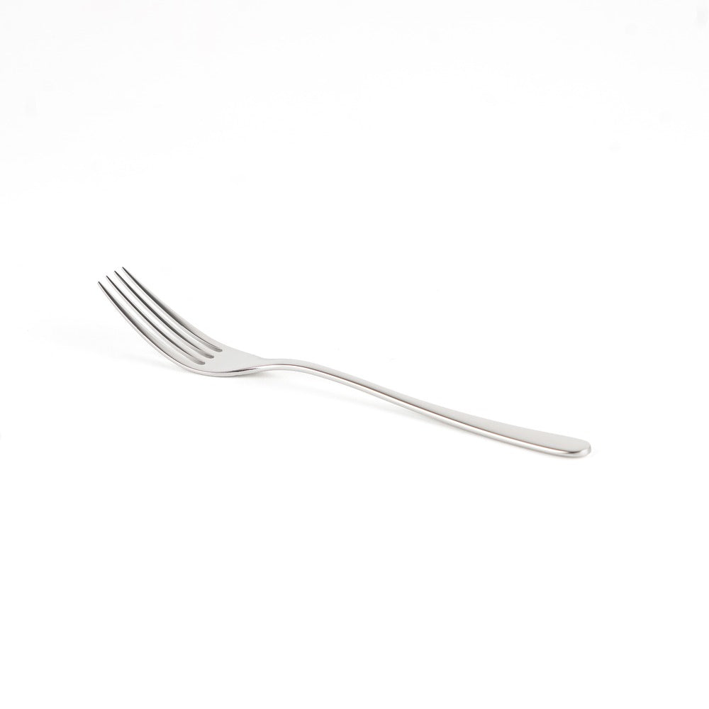 Roestvrij stalen vork met elegant design, vier tanden en gebogen handvat, op witte achtergrond.