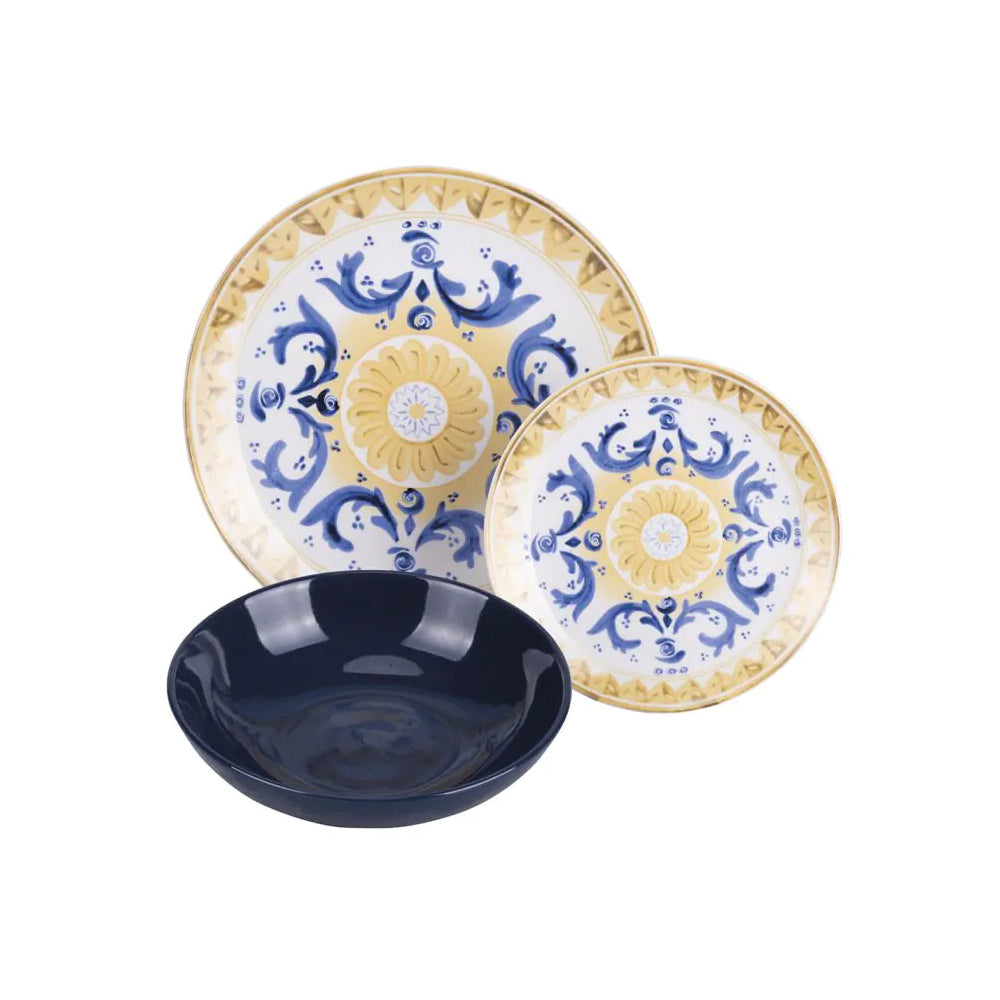 Due piatti decorati con motivi blu e gialli e una ciotola blu scura, su sfondo chiaro.