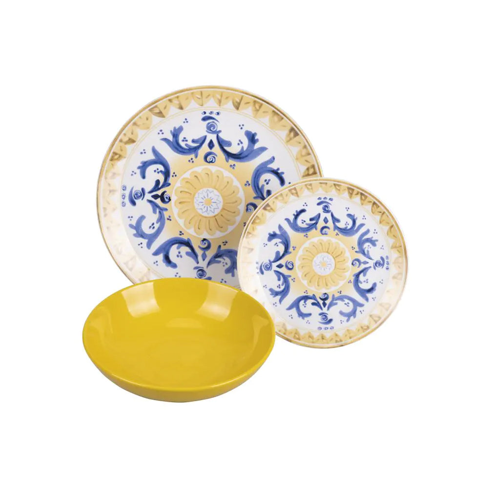 Due piatti decorati in blu e giallo, uno grande e uno più piccolo, con un ciotola gialla in ceramica, su sfondo bianco.