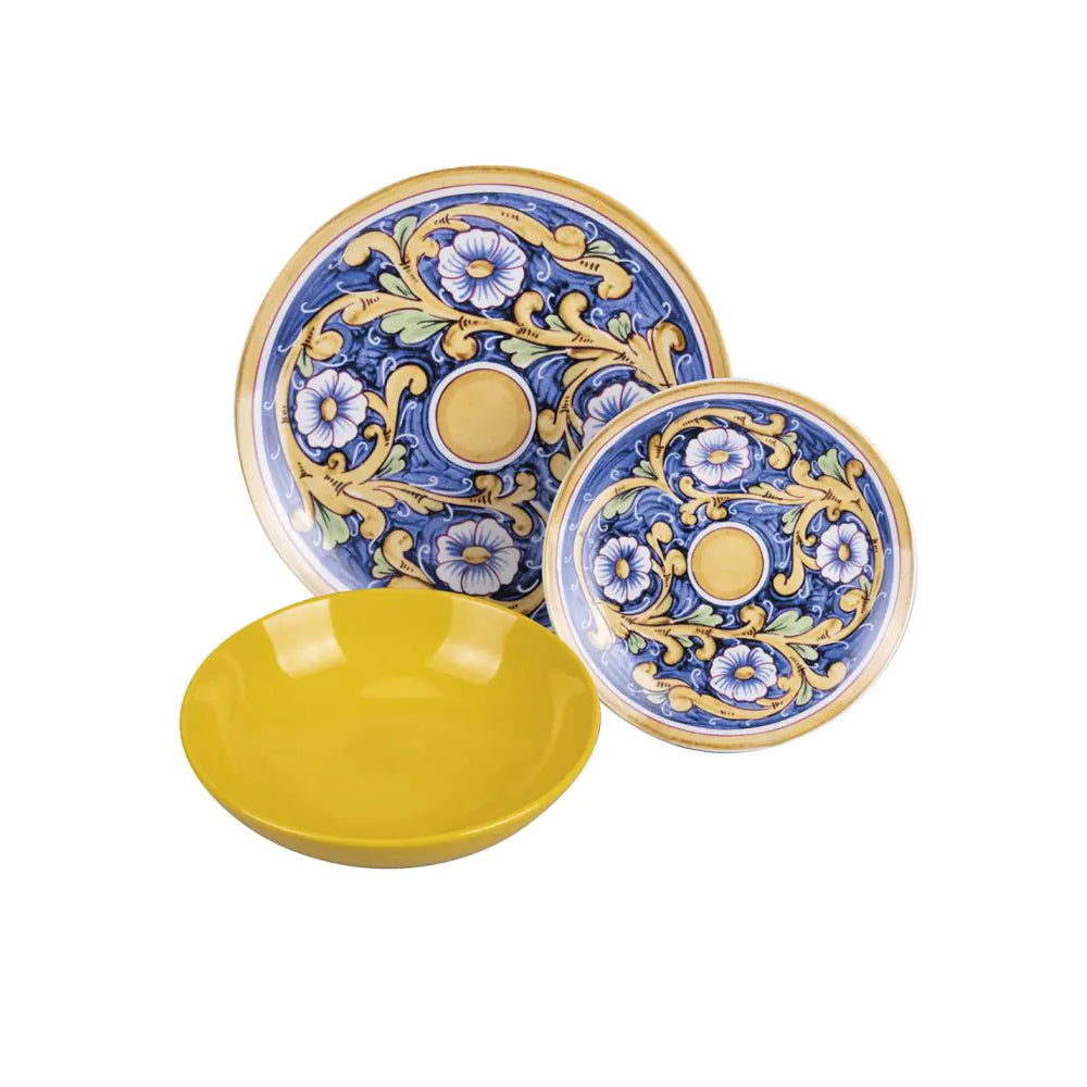 Due piatti decorati con motivi floreali blu e gialli, accompagnati da una ciotola gialla, su sfondo neutro.