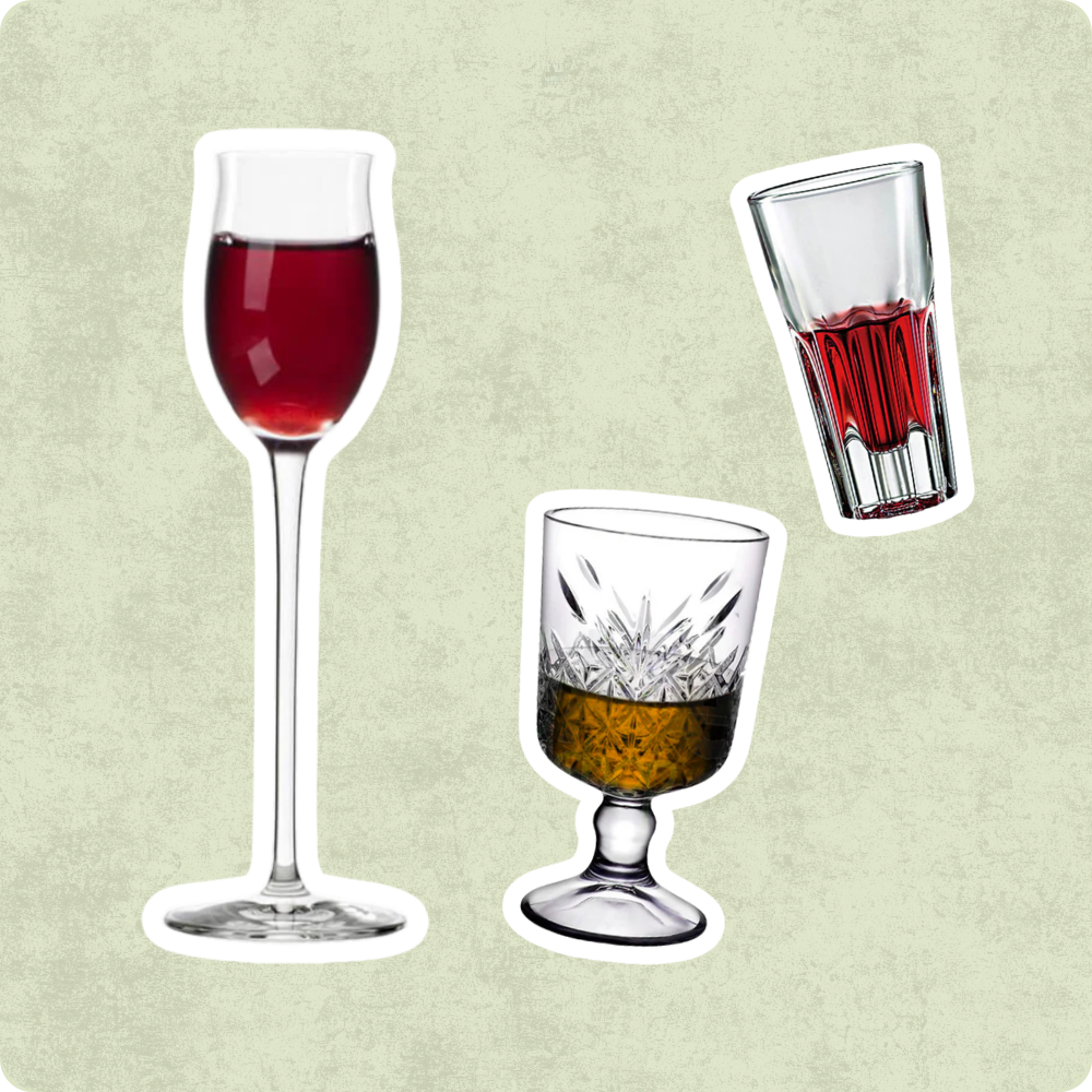 Drei Gläser: eines hoch und schmal mit Rotwein, eines niedrig mit rotem Getränk und ein niedriges Glas mit gelber Flüssigkeit. Grüner Hintergrund.