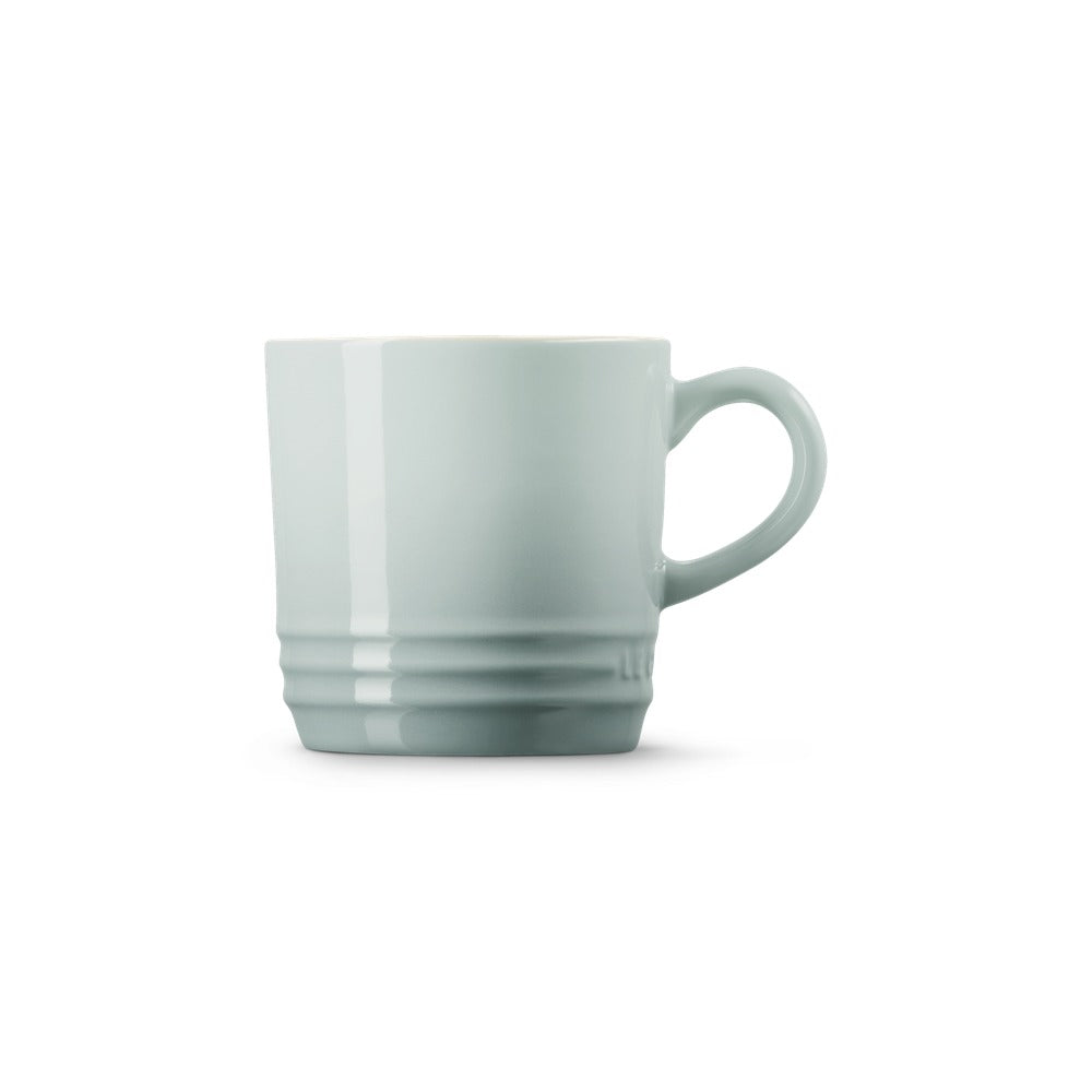 Tazza di ceramica dallo stile semplice e moderno, di colore azzurro chiaro con manico e scanalature nel design.