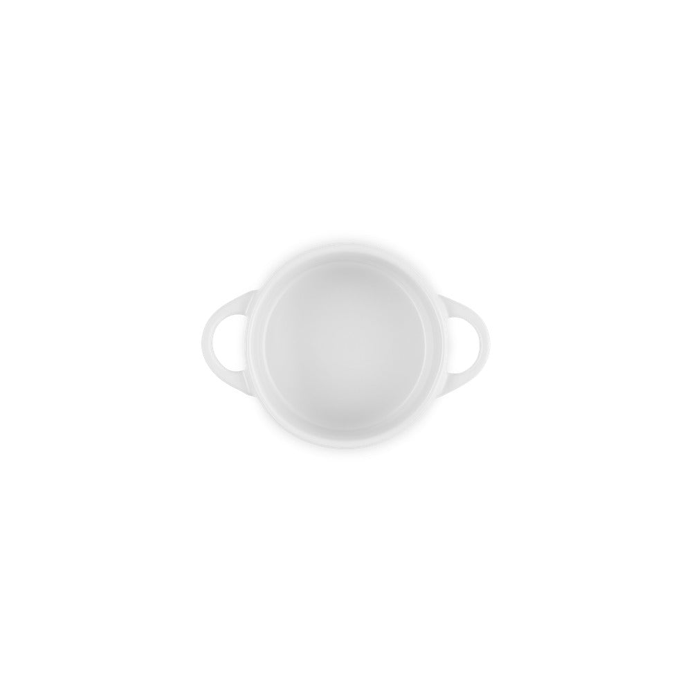 Casseruola bianca, rotonda, con manici. Superficie liscia, senza decorazioni, su sfondo completamente bianco.