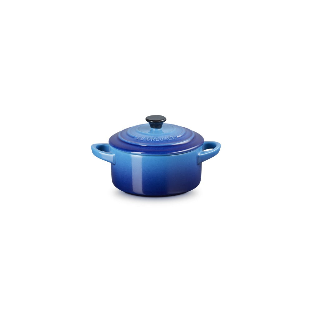 Casseruola rotonda di colore blu con manici e coperchio, in ceramica smaltata, su sfondo bianco.