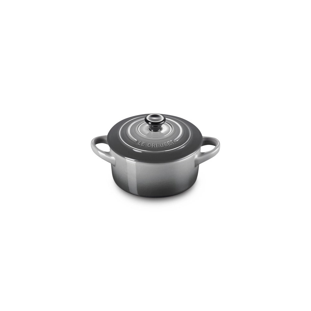 Casseruola rotonda di colore grigio scuro con coperchio, manici laterali, in materiale smaltato.