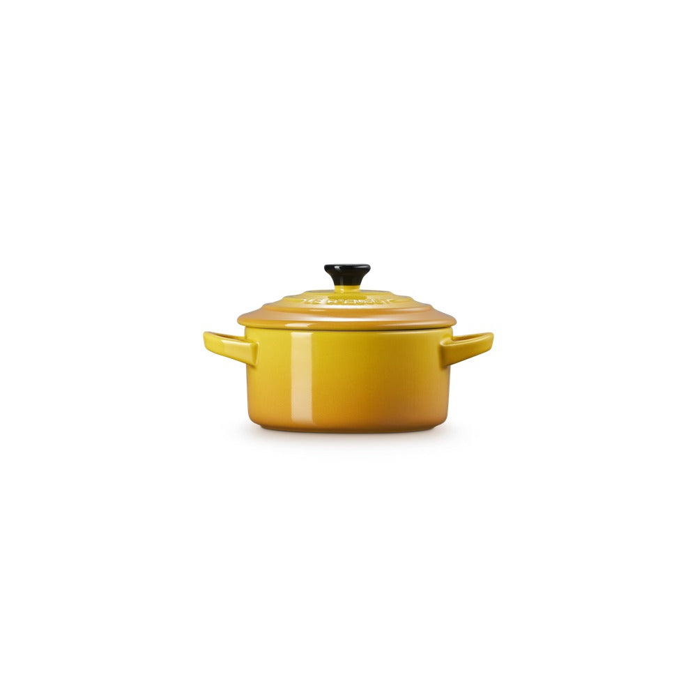 Casseruola gialla lucida con coperchio e manici, in materiale ceramico, semplice e moderna.