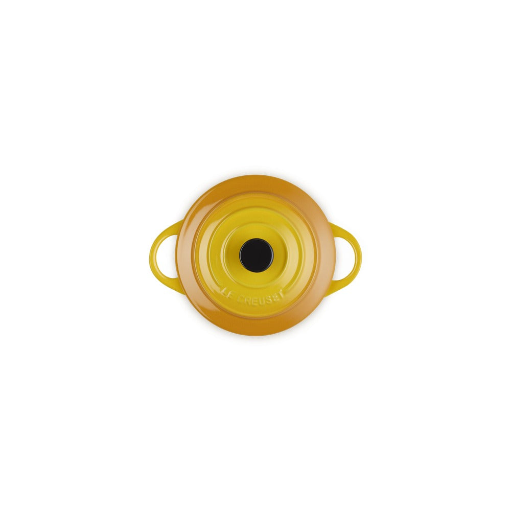 Coperchio circolare di colore giallo con una maniglia su ciascun lato e un foro centrale, su sfondo bianco.
