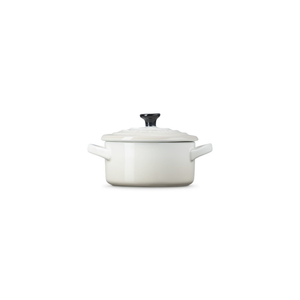 Casseruola bianca di ceramica con coperchio grigio scuro e manici laterali. Fondo pulito e superficie lucida.