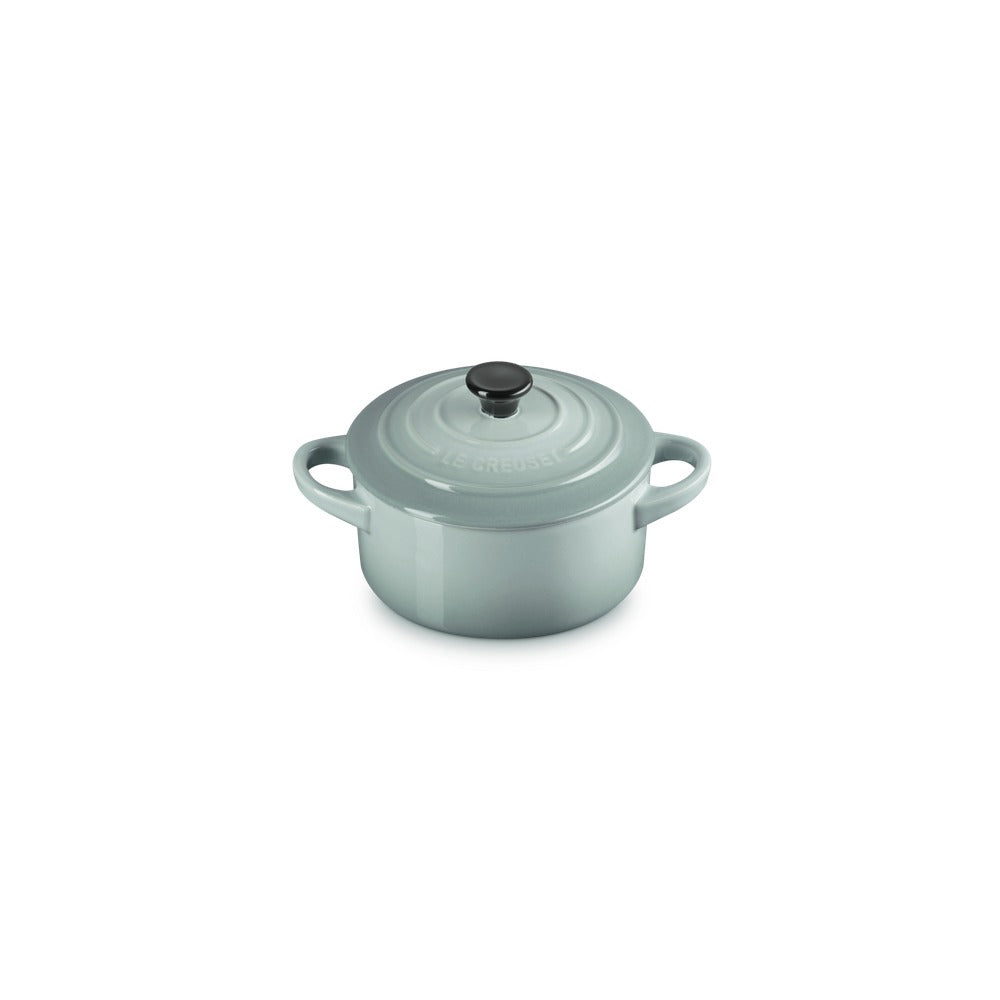 Casseruola olandese in ceramica grigia chiara con manici, coperchio e pomolo nero.