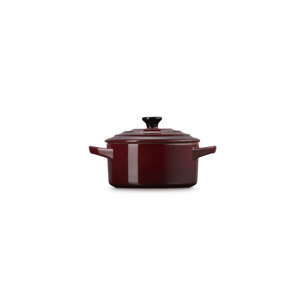 Casseruola rossa lucida con manici e coperchio nero, forma quadrata e superficie liscia, su sfondo bianco.