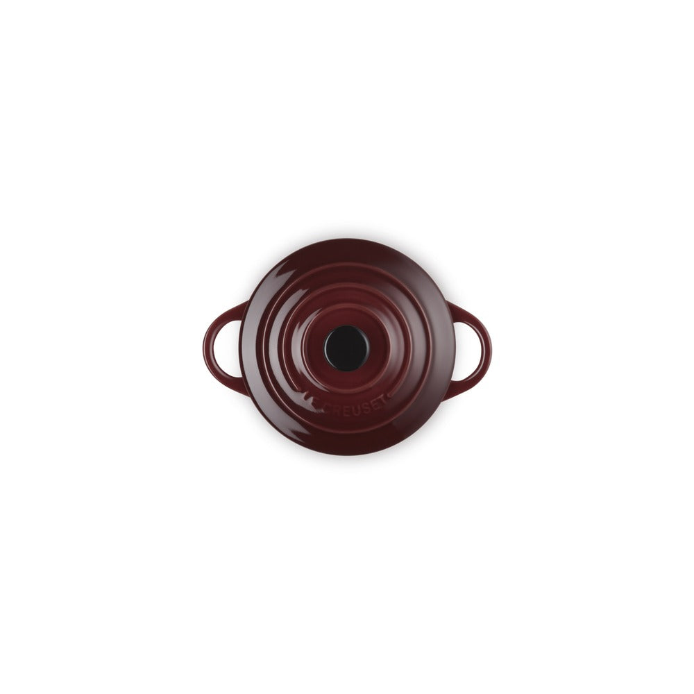 Pentola di colore rosso bordeaux con due manici, superficie liscia e una bocca centrale nera, design semplice e elegante.