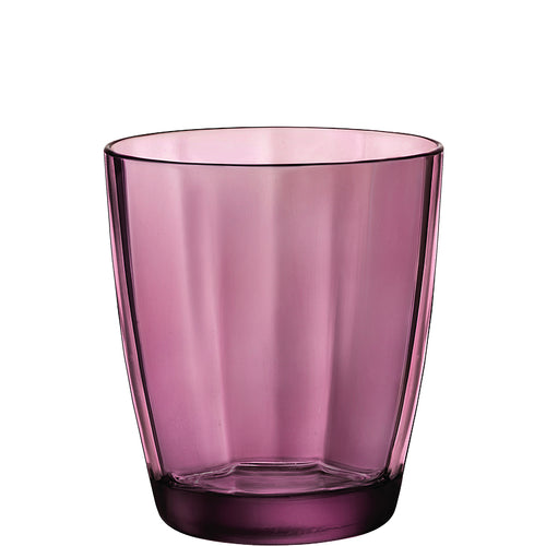 Transparentes rosa Glas mit facettierten Flächen auf weißem Hintergrund