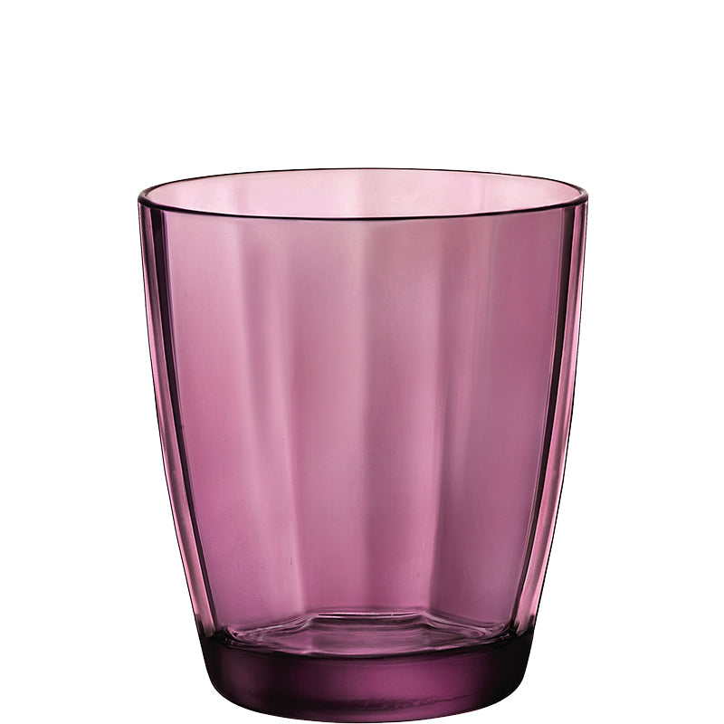 Verre rose transparent avec surfaces facettées sur fond blanc