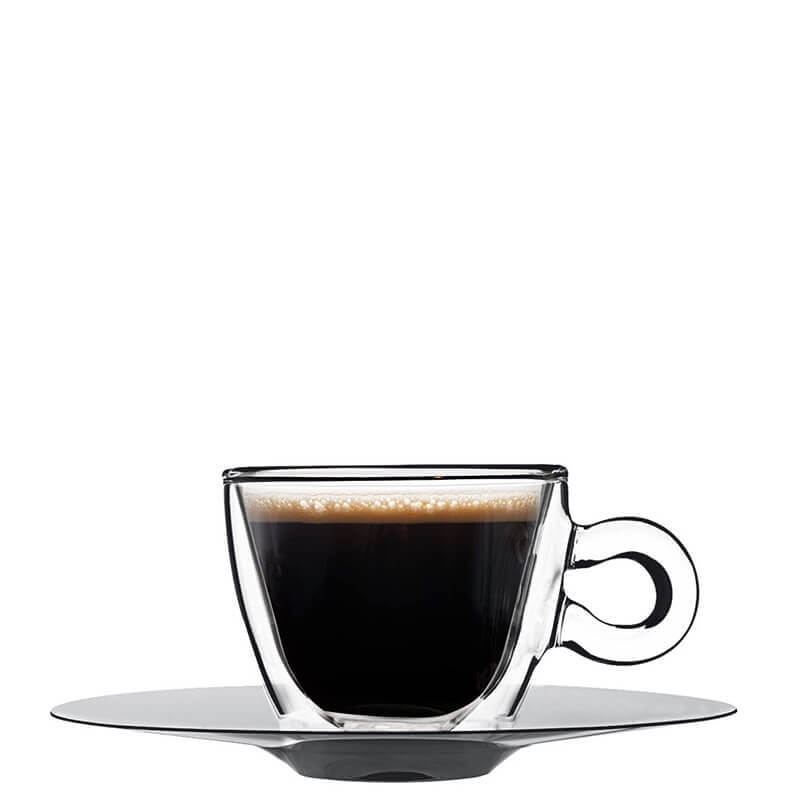 tazzina di caffè nero con schiuma in vetro trasparente su piattino rotondo grigio su sfondo bianco