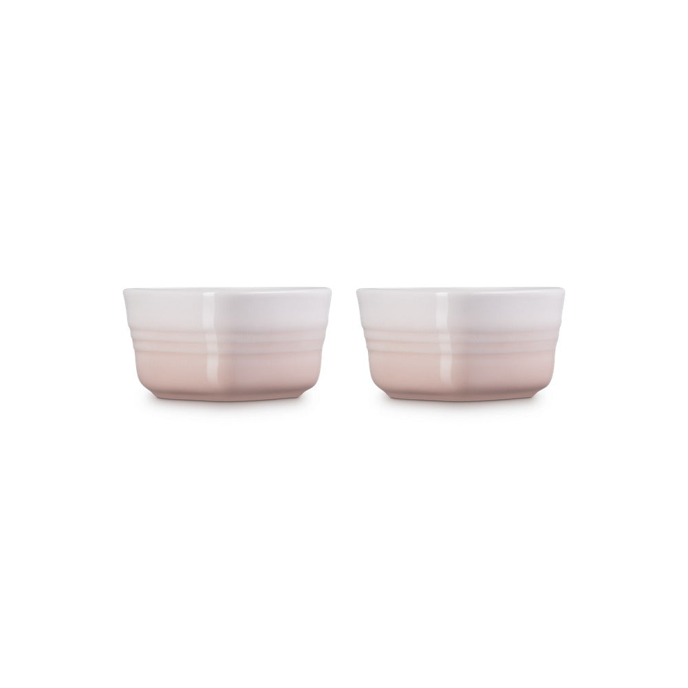Dos cuencos cuadrados de cerámica, con degradado de color blanco y rosa, ligeramente mates con detalles lineales.
