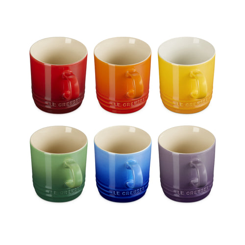 Set di sei tazze colorate in ceramica, rosso, arancione, giallo, verde, blu e viola, disposte in due file.