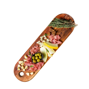 Tagliere in legno con fette di formaggio, salumi, olive verdi e spezie su sfondo bianco.