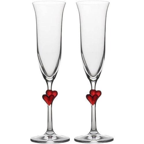 deux calices en verre transparent avec base fine et pied décoré de deux cœurs rouges unis, fond blanc