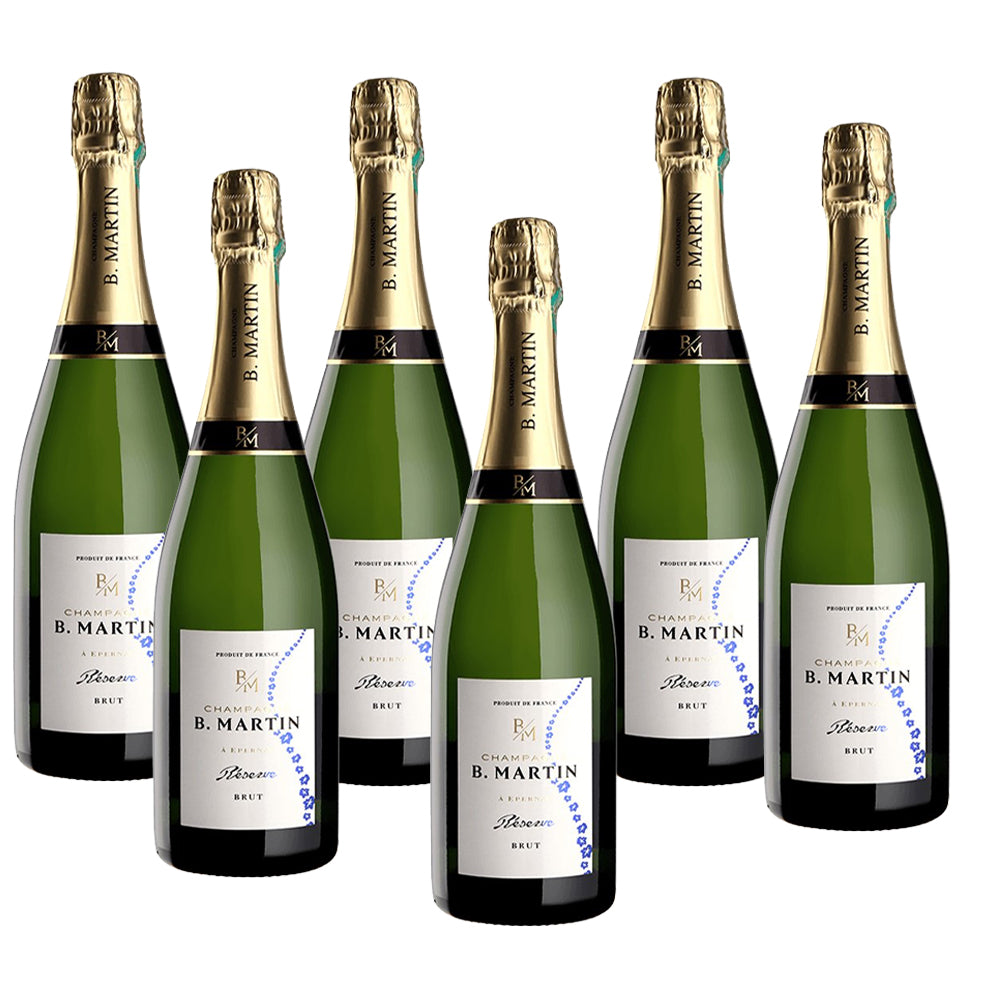 Sei bottiglie di champagne B. Martin, con etichetta bianca e decorazioni blu, tappo dorato e corpo verde.