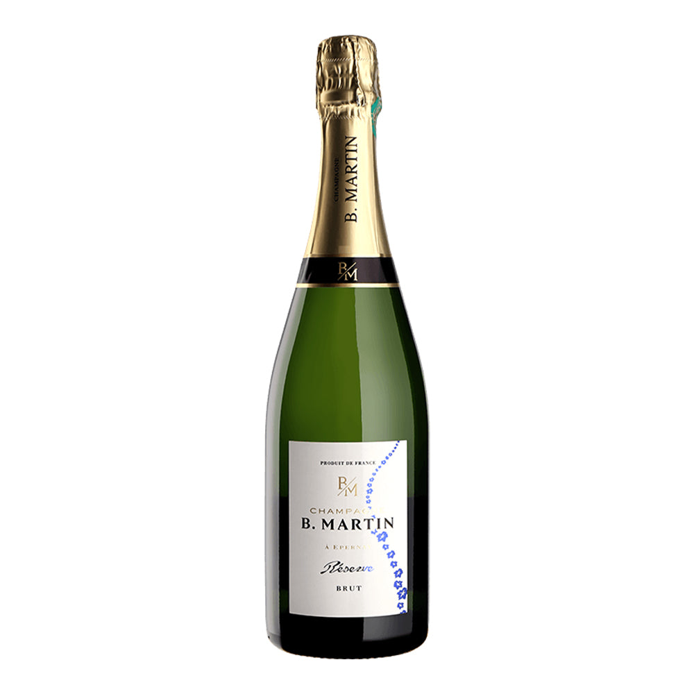 bottiglia di champagne B. Martin Brut verde con etichetta bianca e oro, tappo dorato, sfondo bianco semplice