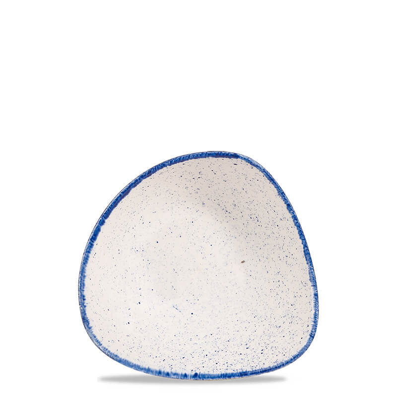 Driehoekige kom, wit met blauwe vlekken en blauwe rand, van keramiek. Neutrale achtergrond.