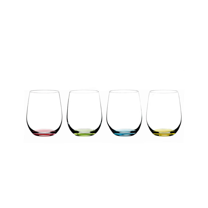 Quatre verres en verre transparent avec base colorée rouge, verte, bleue et jaune sur fond blanc.